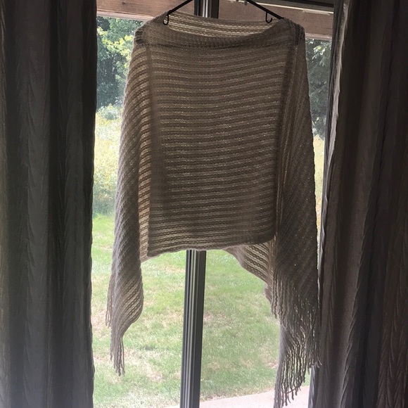 creamy tan boho chic cozy poncho with fringe🌻🍂 - Picture 7 of 8